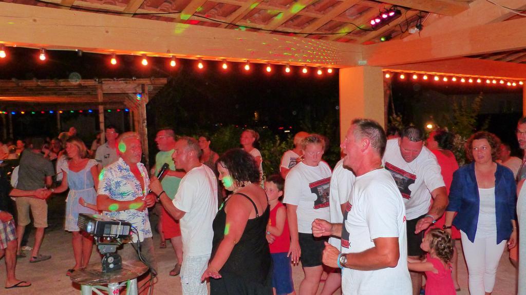 Camping La Vidaresse Hotel Sainte-Anastasie-sur-Issole Buitenkant foto