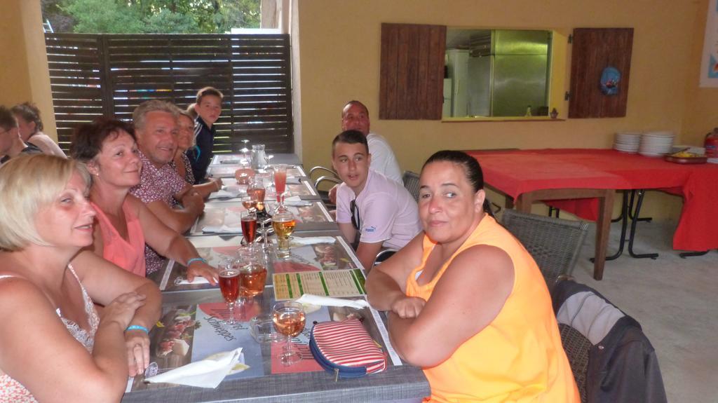 Camping La Vidaresse Hotel Sainte-Anastasie-sur-Issole Buitenkant foto