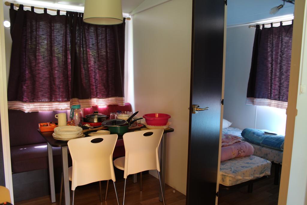 Camping La Vidaresse Hotel Sainte-Anastasie-sur-Issole Buitenkant foto